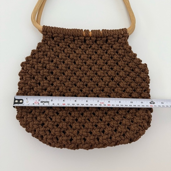 Vintage 1970s brown boho crochet knit tote bag with wood handles - Picture 4 of 4